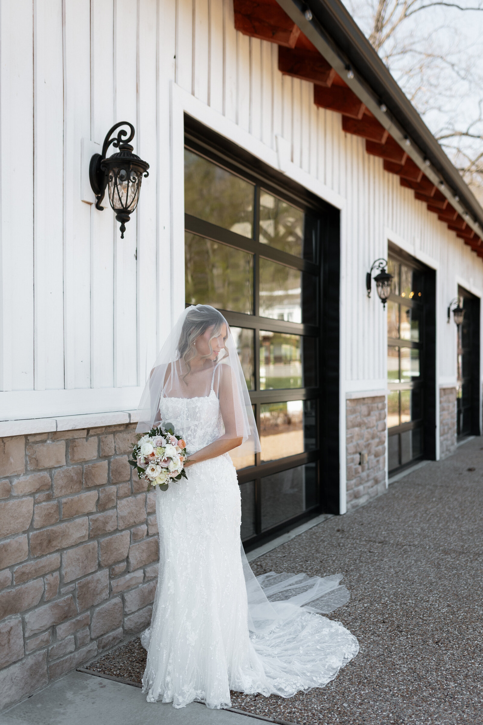 Bridal Portrait at Knowwing hills Wedding Venue in Pevley Mo
