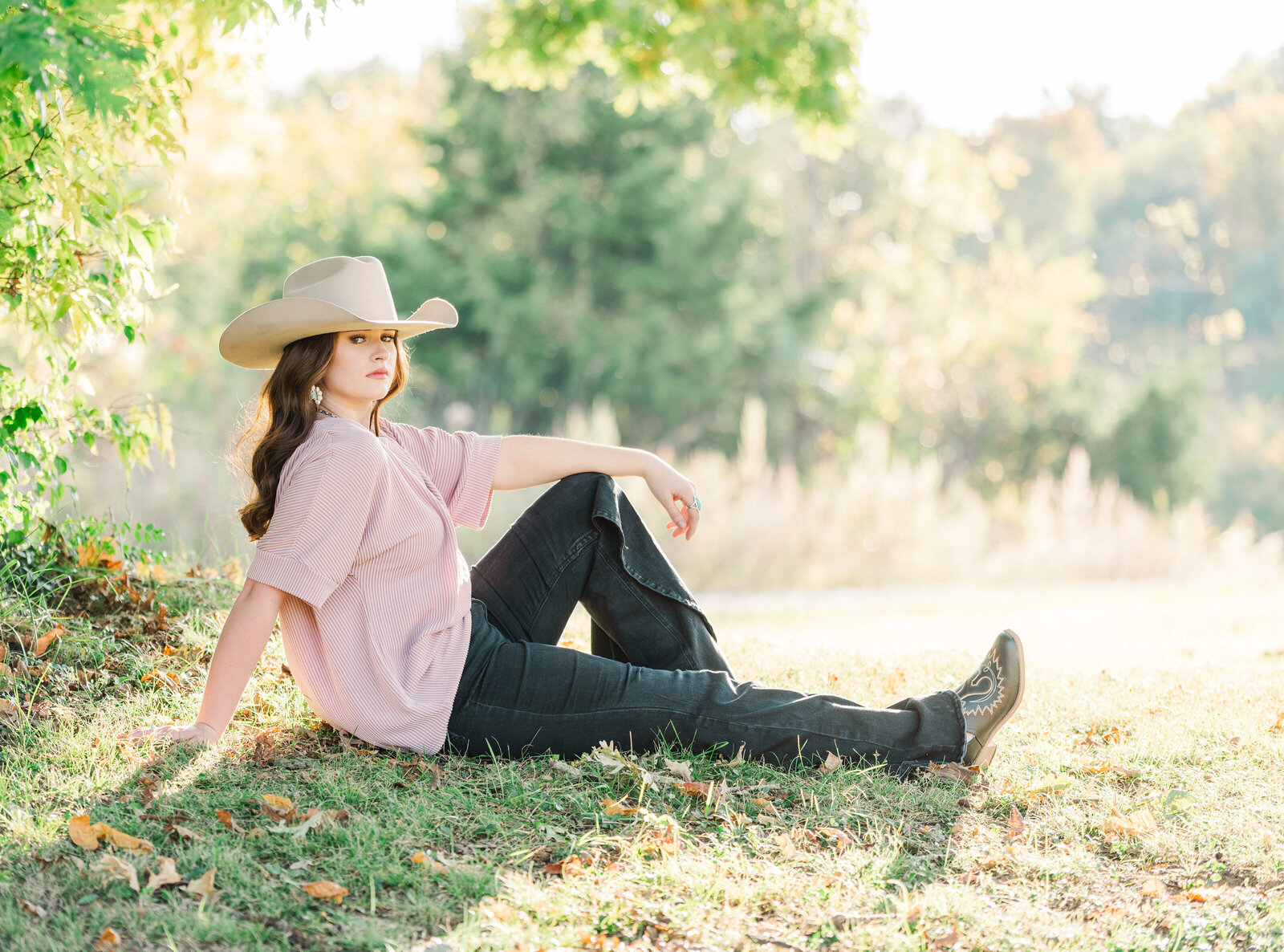 Nashville-senior-girl-under-oak-tree-wearing-coyboy-hat