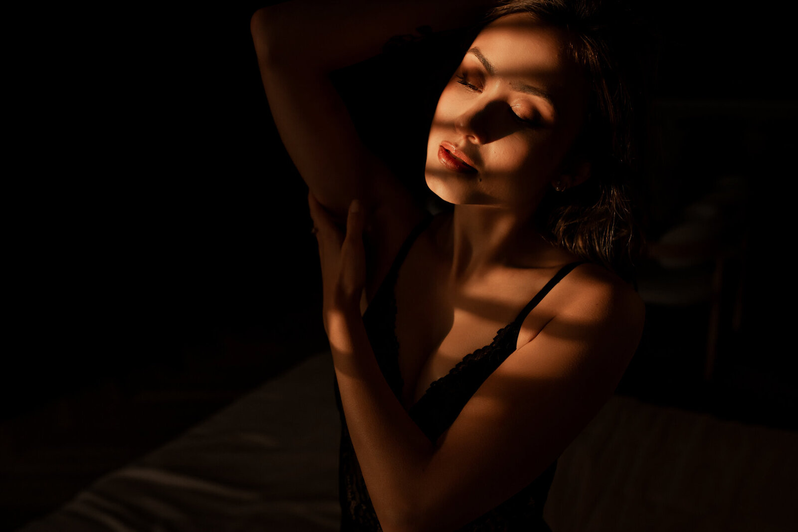 Luxury boudoir fotoshoot in Arnhem: intieme en stijlvolle beelden met Rembrandt-licht, vastgelegd in Studio Laurant door Juliette Fotografie.