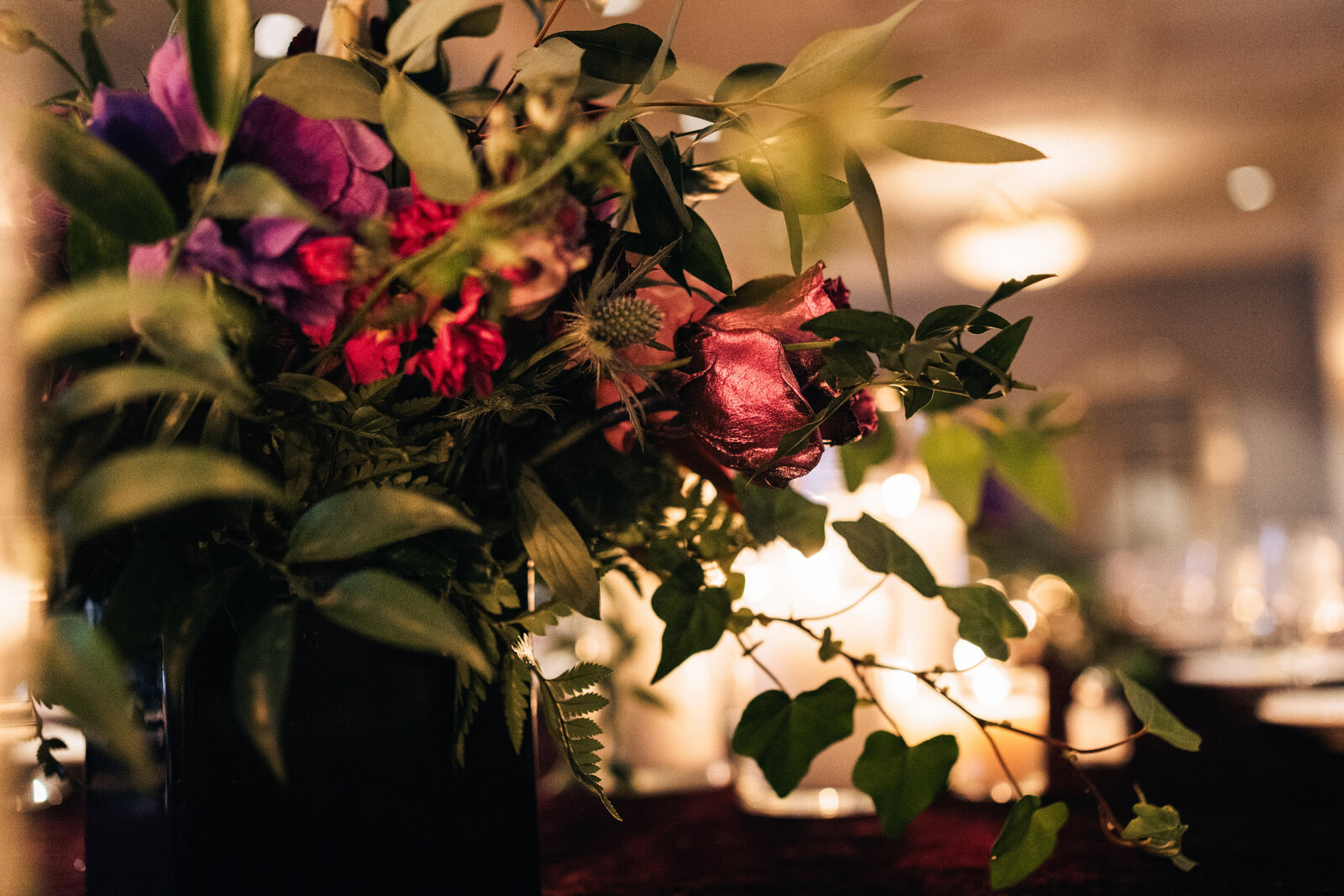 Elopement Table with purple shimmering flowers