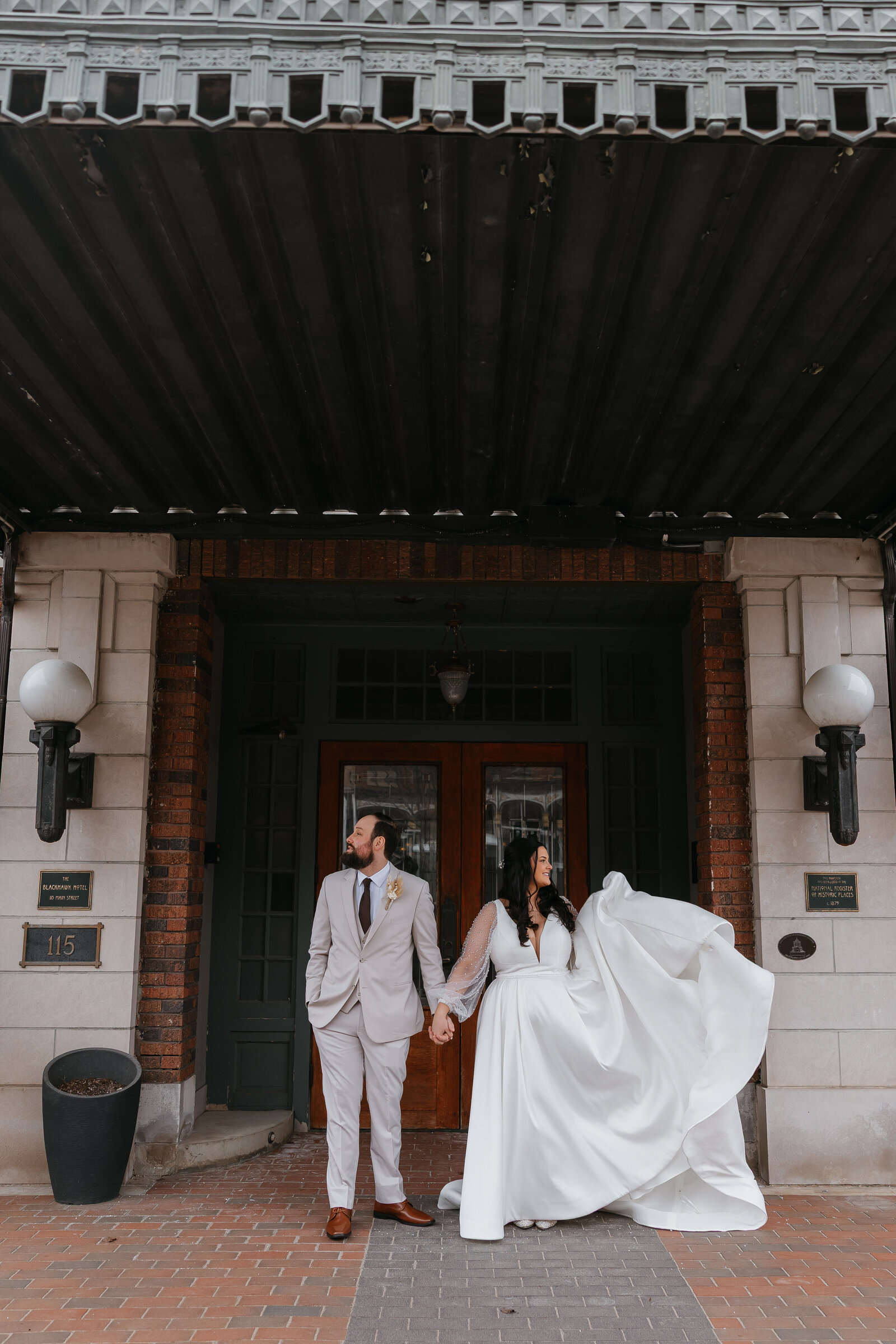 Alex-McCrary-Photography-Black-Hawk-Hotel-Cedar-Falls-Iowa-Kaycee-Tylor-Wedding-31
