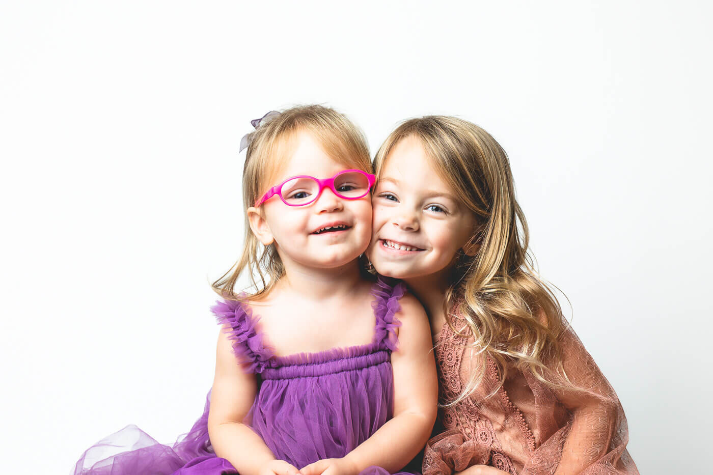 Tampa photographer showcases caring sister sitting together
