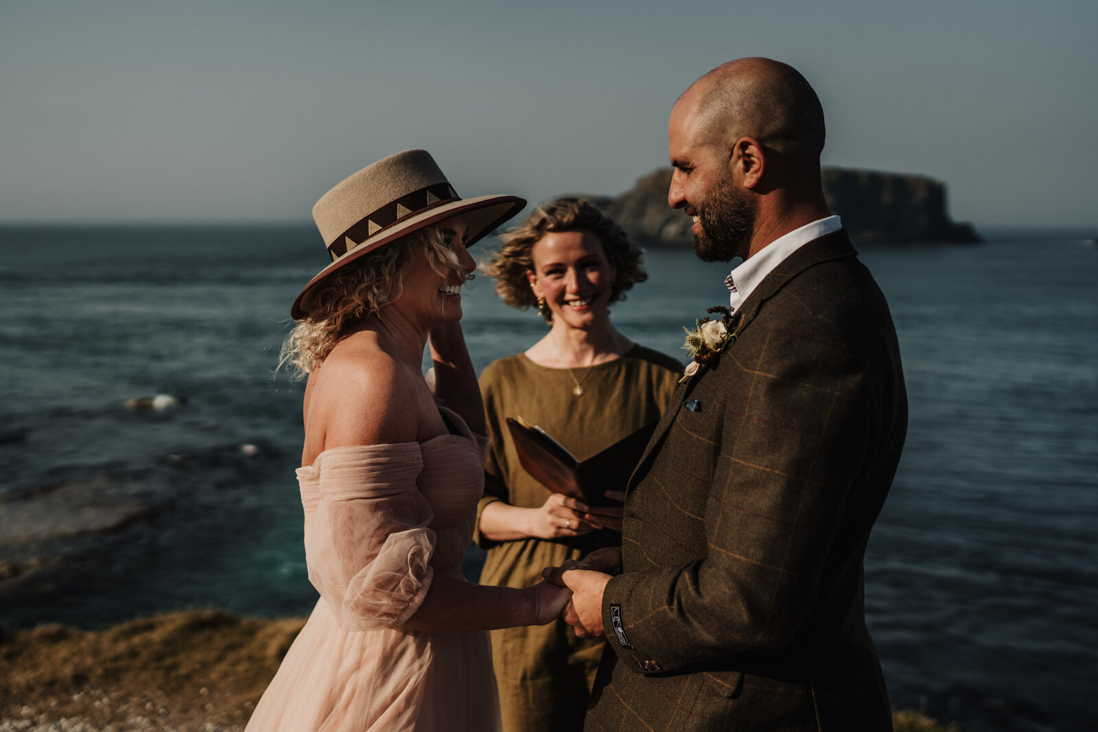 carrick-a-rede-rope-bridge-wedding-00814-30