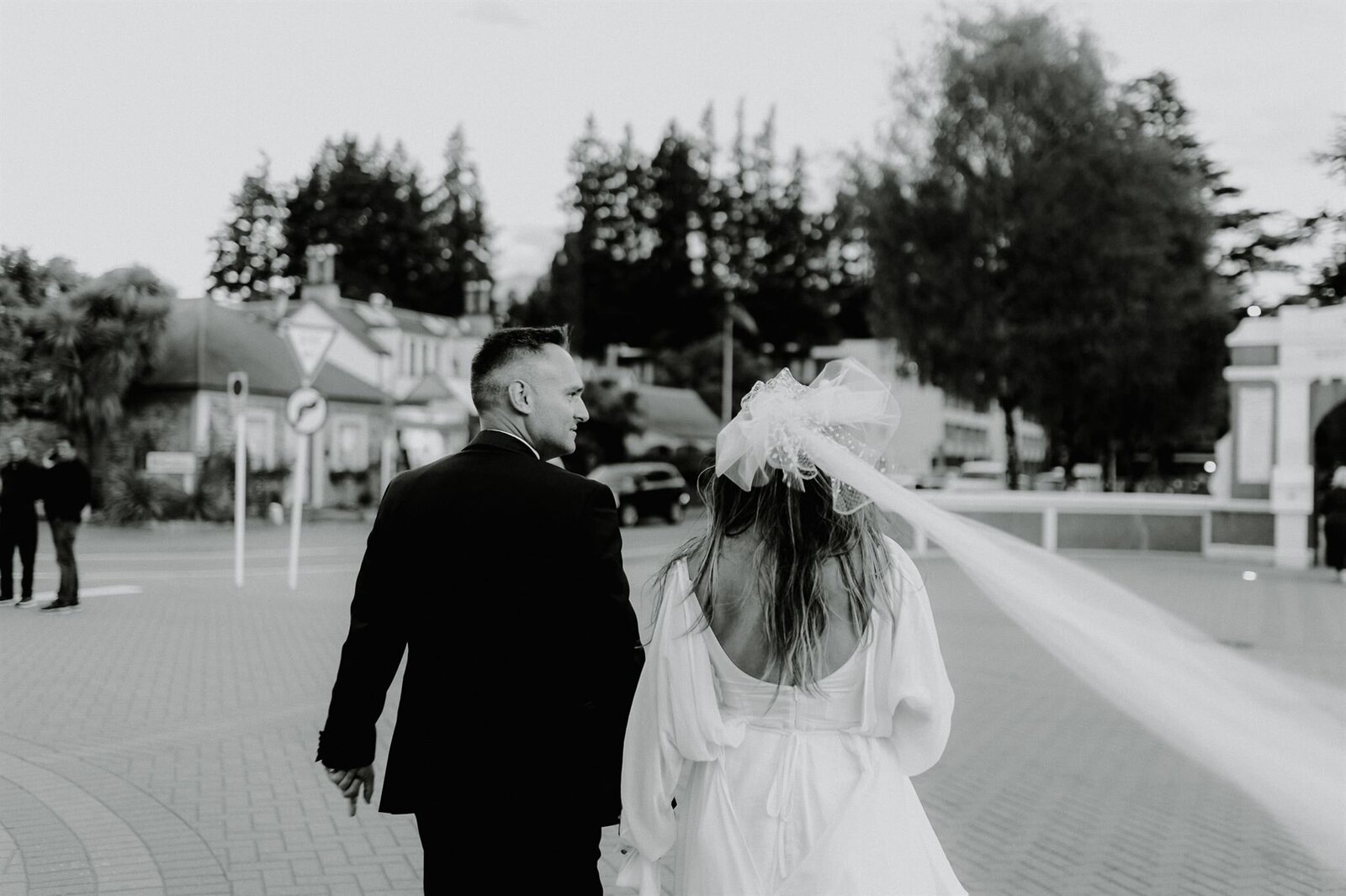 wedding couple in queenstown waterfront