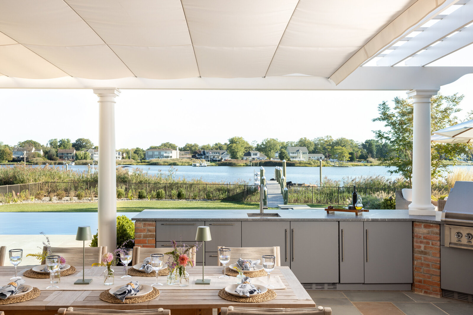 HAMPTONS STYLE OUTDOOR KITCHEN AND DINING