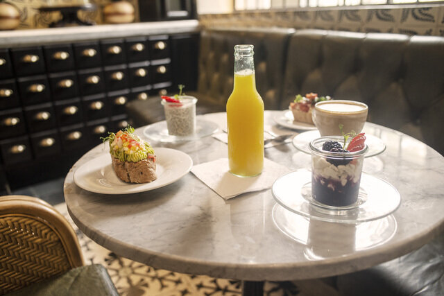 UNICO_Cafe Inez Table