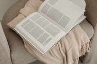 kaboompics_home-decorations-beige-armchair-candles-book-blanket-32089