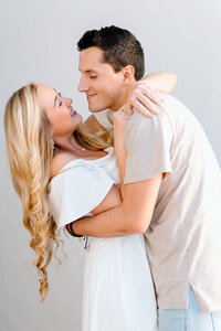 couples-kissing