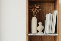 kaboompics_Books on a bookcase - marble shelves - vase - dried flower