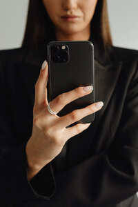 kaboompics_dark-classy-aesthetic-fashion-beautiful-asian-female-entrepreneur-in-black-suit-technology-and-devices-iphone-laptop-airpods-30097