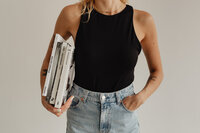 kaboompics_Woman in light-colored jeans with books 4