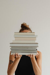 kaboompics_Woman in light-colored jeans with books 2