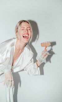 annamae-laughing-white-glove-with-cocktail
