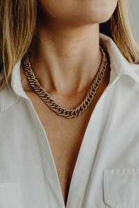 kaboompics_necklace-with-medium-curb-chain-gold-golden-jewelry-27540
