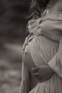 Natürliche Babybauchfotografie in Aachen in Heidegebiet