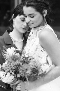 Photographie de couple lors du shooting d'inspiration mariage à Le Grand-Lemps