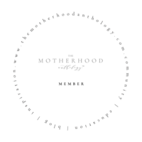 Motherhood Anthology Member badge circle shaped that signifies the photographer is committed to growing, learning and supporting the motherhood photography industry.