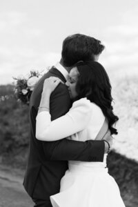 Cliché de deux mariés qui s'enlacent lors de leur découverte avant la cérémonie religieuse de leur mariage automnal dans le Beaujolais