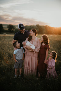 Family photo session in Vida, MT, showcasing a family’s love and connection against the stunning rural landscape of Montana. Ideal for families looking to preserve authentic memories in a natural outdoor setting.