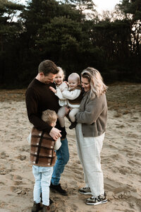 aansturen gezin spontane foto's la nouk fotografie 