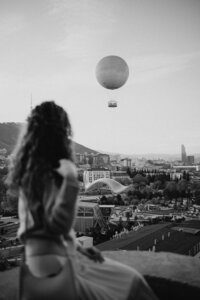 girl look at balloon