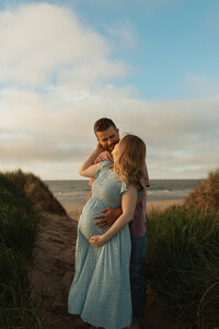 couple posing for lifestyle photos on beach at prince edward island