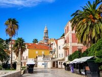 The colorful buildings and palm trees of Hvar Port on the island of Hvar, Croatia ©Stephanie Dosch | theViatrix Luxury Travel