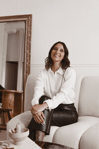 Jillian Hassard is an eco-somatic coach supporting sustainable businesses and spiritual beings in Canada, Based in Toronto
