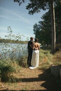 bride and groom near lake for bridals 