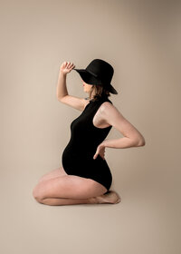 Image of mum to be in a studio photography session by Maternity and Newborn Photographer Lauren Vanier