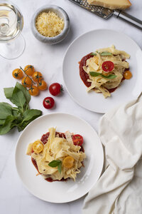 Vida Foods meal prep pasta plates topped with fresh tomato sauce, basil, and cherry tomatoes, styled for catering and food photography in St. Petersburg, Florida.