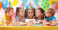 kinder mit partyhüten