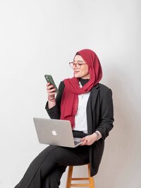 Ayah Official offering mentorship for women entrepreneurs, guiding them to build sustainable digital businesses with clarity and confidence.