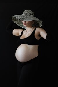 photographie artistique de grossesse en studio réalisée par studio sensigraphie, photographe de grossesse mode à la tour du pin en Isère