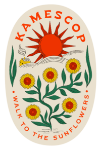 Logo Kamescop couleur représentant un soleil rouge et des tournesols. 