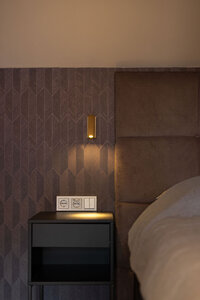 Een stijlvolle slaapkamer met maatwerk elementen, ontworpen voor comfort en elegantie. Ideaal voor een op maat gemaakt interieur in mediterrane stijl.