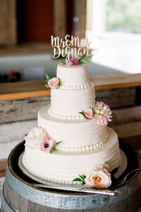 Dulanys-Overlook-Frederick-MD-wedding-florist-Sweet-Blossoms-cake-flowers-Shannon-Ensor-Photography