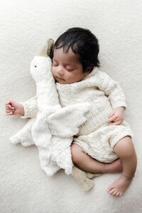 moeder en newborn knuffelen