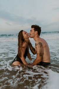 couple kissing in the ocean