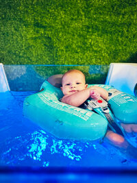 kind beim saunaaufguss