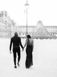 Engagement-session-paris-couple-wedding-photographer-louvres-museum-5