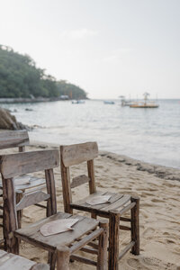 A stunning Mexico destination wedding featuring a chic and modern aesthetic, blending luxury, romance, and the natural beauty of the coast.