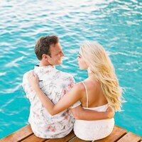 Couple au couché du soleil, portrait serré à Bora Bora avec l'eau bleue turquoise
