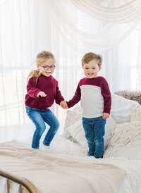 TWINS JUMPIN ON THE BED HAVING FUN - FAMILY PHOTOGRAPHY