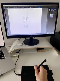 Designer-drawing-on-a-tablet