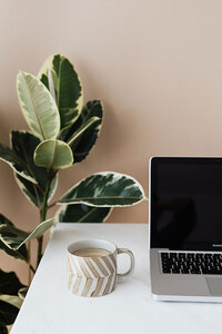 kaboompics_laptop-cup-of-coffee-on-marble-table-18167