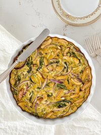 A zucchini frittata in a tart pan.