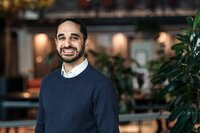 halvbild av leende manlig företagare