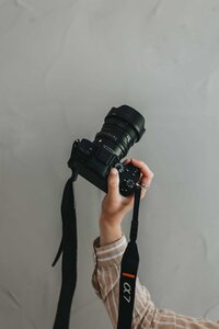 bild von hand mit kamera, das personal branding fotografie prozess demonstriert