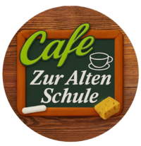 Logo des Café Zur Alten Schule in Lechbruck am See - Kreidetafel, ein Stück Kreide und ein Schwamm